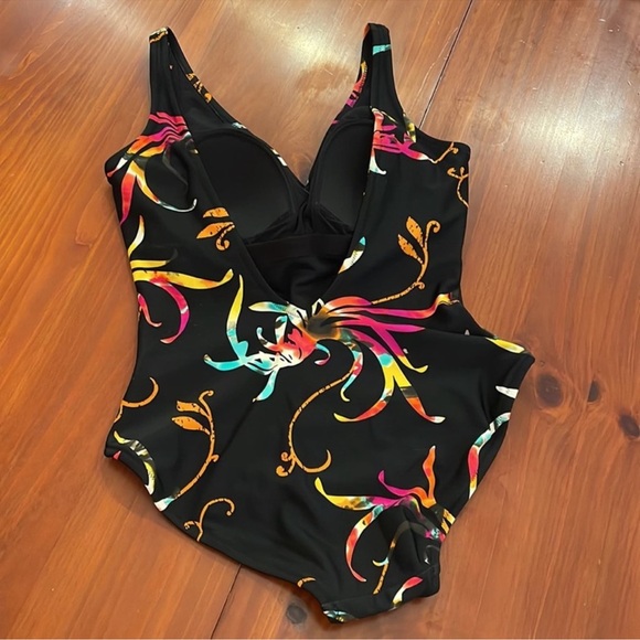 Gottex Black Pink multicolor floral one piece
Swimsuit slim fit foam cups Sz 10 - Picture 3 of 14